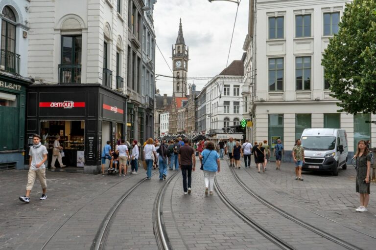 Stadtzentrum von Gent, Fußgänger, Schienen, alte Häuser