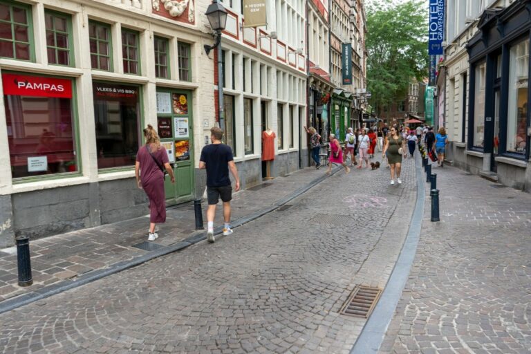 Leute spazieren durch eine Straße in Gent