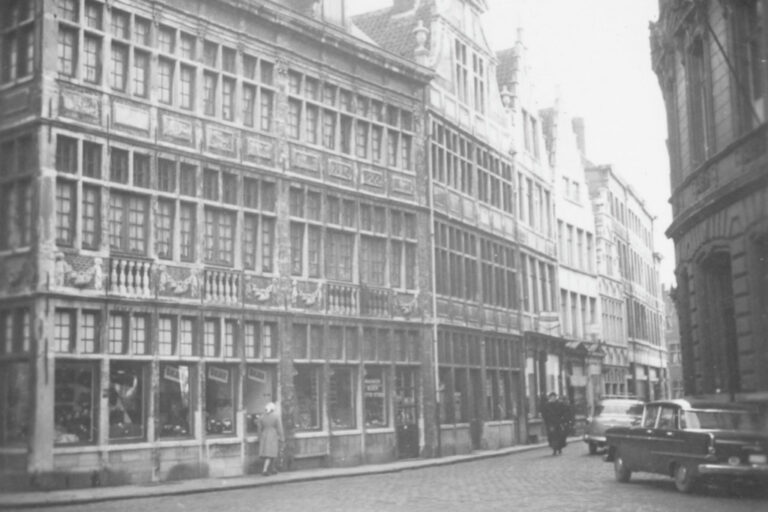altes Foto von Gent, historische Gebäude, parkende Autos
