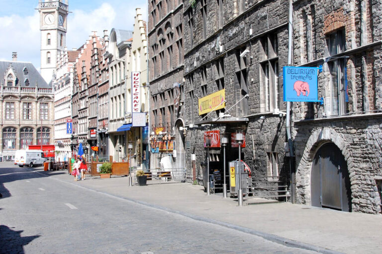 Zeile mit historischen Gebäuden, Geschäfte, Belgien
