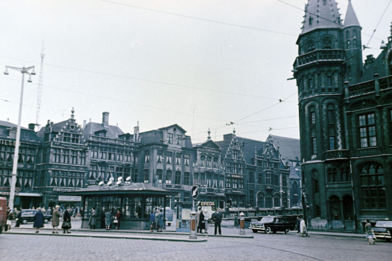 Stadtzentrum von Gent, Wartehäuschen für den öffentlichen Verkehr