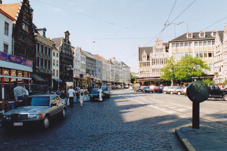 Platz in Gent, alte Häuser, Autos, Straßenbahn, Baum, Leute