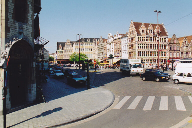 Stadtzentrum von Gent in den 1990er-Jahren mit parkenden Autos