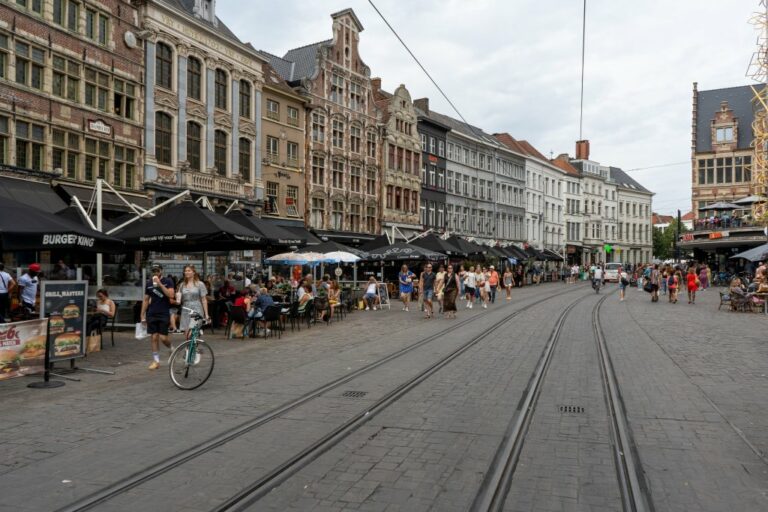 Stadtzentrum von Gent, alte Gebäude, Gastgärten, Fußgänger, Fahrrad, Straßenbahnschienen, Oberleitungen, verkehrsberuhigtes Gebiet