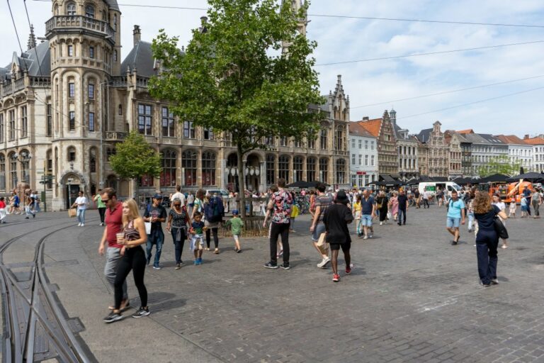Oud Postgebouw, Fußgängerzone, historische Gebäude, Bäume, Schienen, viele Menschen