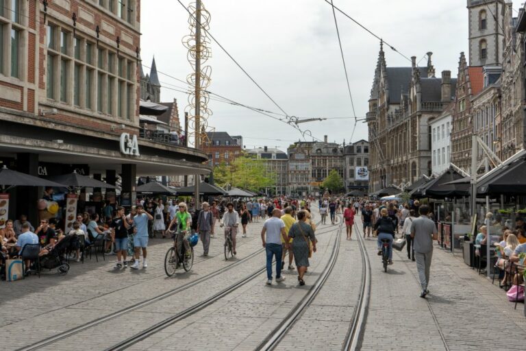 Stadtzentrum von Gent (Belgien), viele Leute, Radfahrer, Straßenbahnschienen, alte Häuser