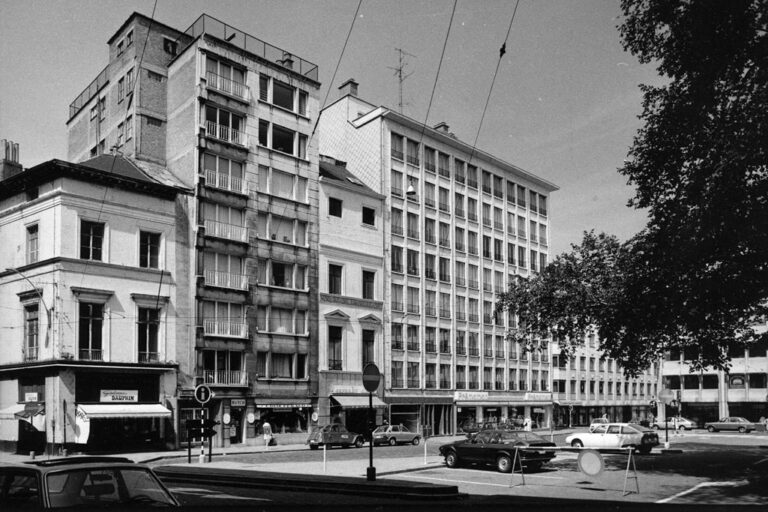 Platz im Stadtzentrum von Gent in Belgien, Gebäude aus der Nachkriegszeit, dazwischen ältere Gebäude