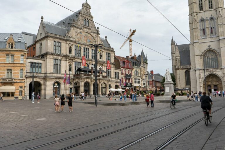 Theater auf auf einem alten Platz, Statue, Kirche, Menschen