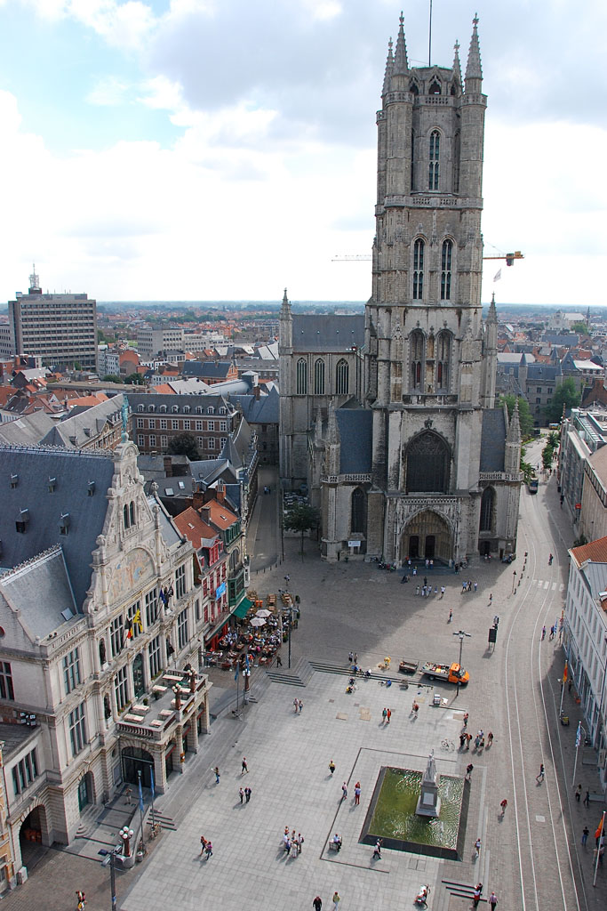 Platz in Gent mit Theater und Kirche