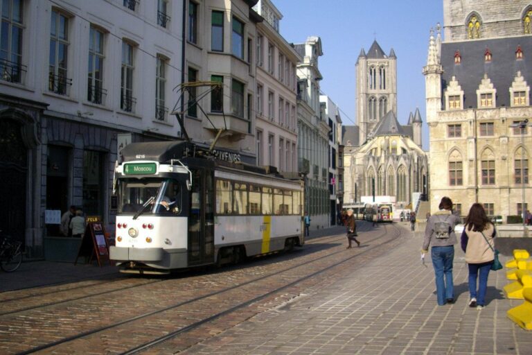 Straßenbahn, Kirche, Passanten, Tuchhalle