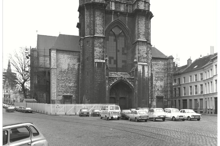 altes Foto eines Platzes vor einer Kirche in Belgien, parkende Autos, Schienen, Zaun