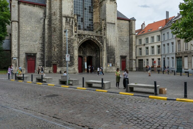 Portal einer alten Kirche mit Vorplatz