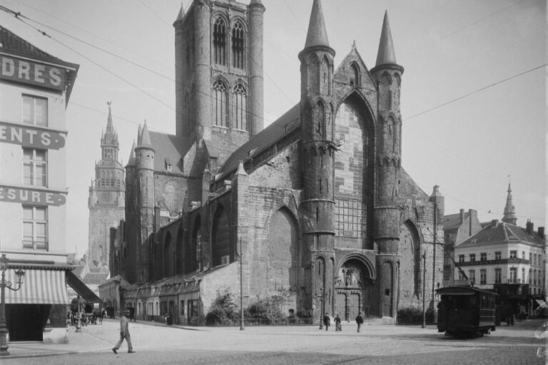 altes Foto einer Kirche im Zentrum von Gent, Straßenbahn