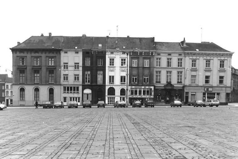 Häuserzeile, Autos, Stadtplatz