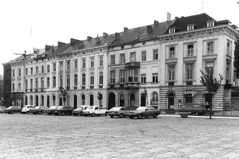 Häuserzeile, Autos, Stadtplatz