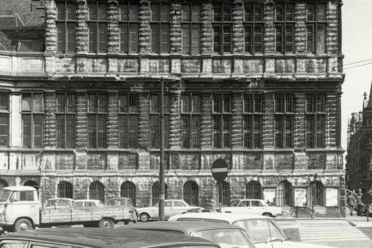 altes Foto von Gent, Autos, Fassade eines historischen Gebäudes