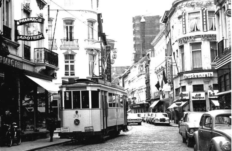 Straßenbahn fährt durch eine Straße in Gent, altes Foto