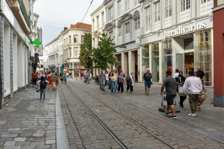 Fußgänger in einer verkehrsberuhigten Straße, Schienen, Geschäfte, Stradivarius