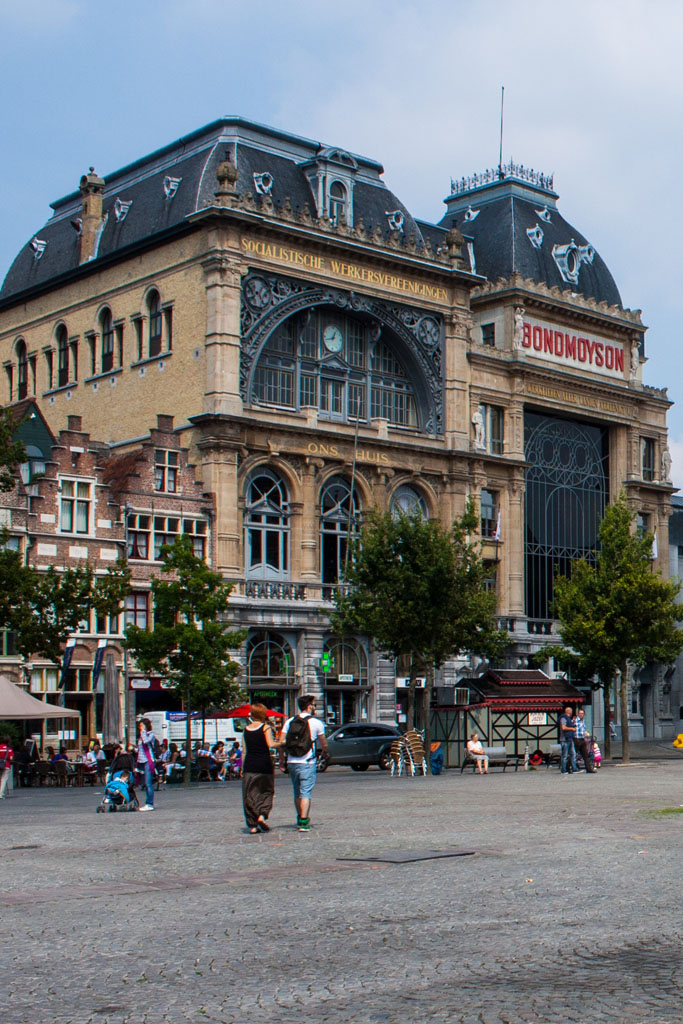 Gebäude aus der Jahrhundertwende auf einem Platz in Belgien