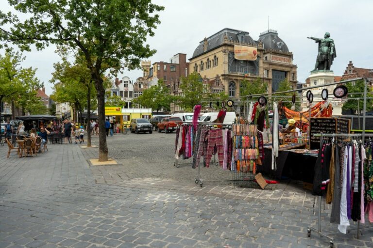 Markt, Statue, Autos, historische Gebäude, Platz im Stadtzentrum von Gent in Belgien