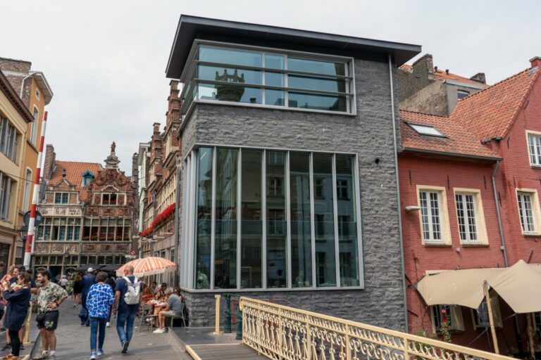 Neubauarchitektur in Gent, Brücke, Klinkerfassaden, Leute