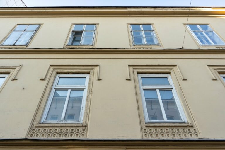 Fassade eines Biedermeierhauses in Wien-Währing