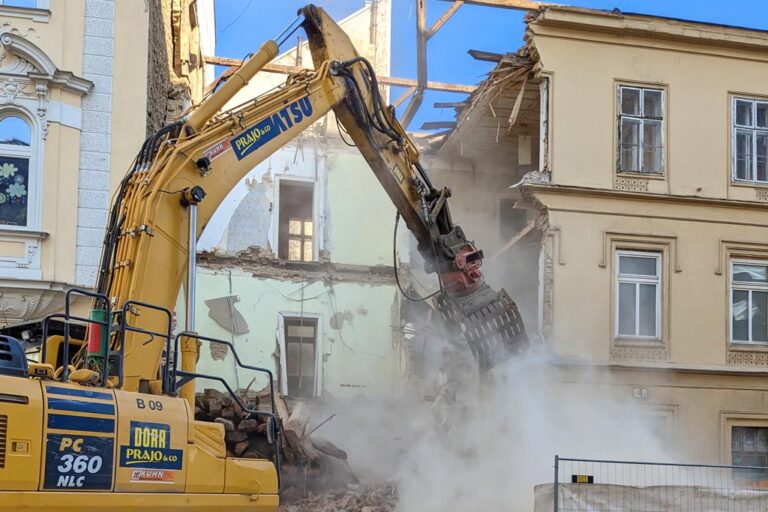 Haus in Wien wird abgerissen, Bagger, Schutt