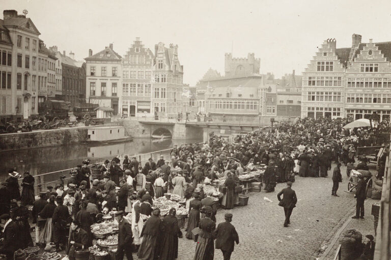 Markt und viele Menschen am Ufer der Leie in Gent, historische Fotografie