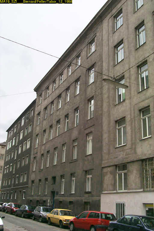 Häuser mit grauen Fassaden in Wien-Leopoldstadt, unten parkende Autos