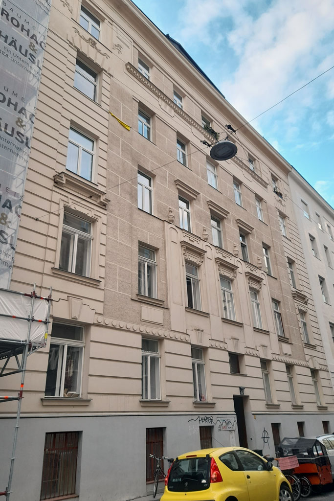Wohnhaus in Wien-Leopoldstadt mit rekonstruierter Fassade