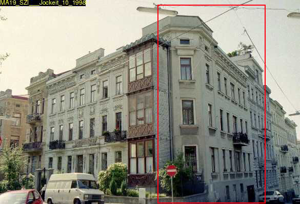 Jahrhundertwendehaus im 18. Bezirk, Fassadendekor auf der rechten Seite nicht erhalten