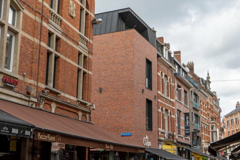 neues Gebäude zwischen alten Häusern in Leuven, Klinkerfassaden