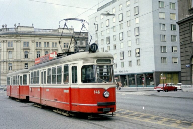 Nachkriegsgebäude und Straßenbahn der Linie 71 in Wien