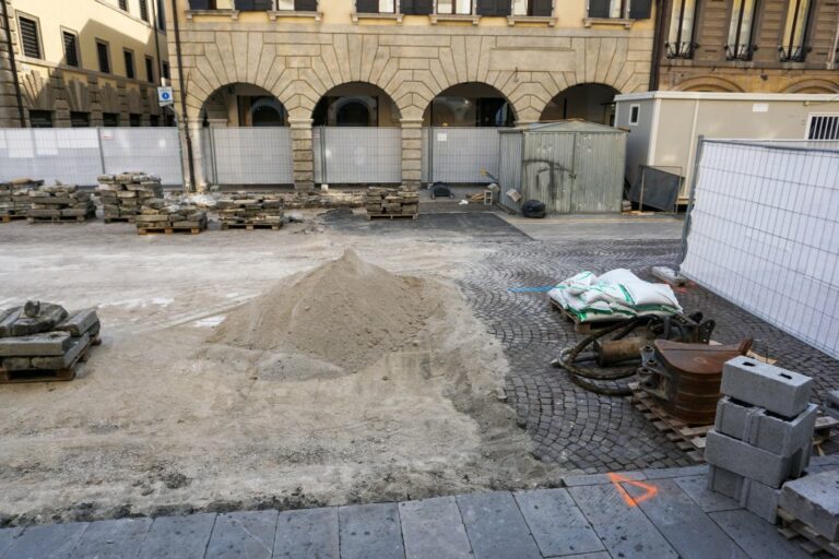 Straße in Udine wird gepflastert