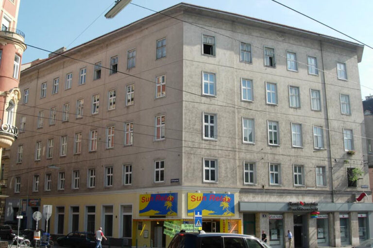 Haus in Wien-Alsergrund, im Erdgeschoß sind ein Sonnenstudio und eine Bankfiliale