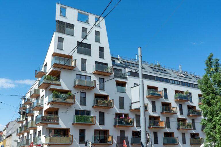 Arndtstraße 88, Wohnhaus mit Balkonen und modernem Turm an der Ecke, Wien-Meidling