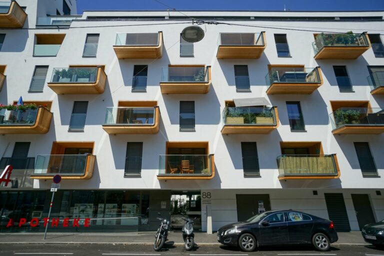 Fassade eines Neubau-Wohnhauses in Wien Meidling, Balkone, Fenster