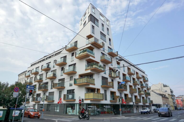Neubau-Wohnhaus in Wien-Meidling mit Balkonen und Turm auf der Ecke