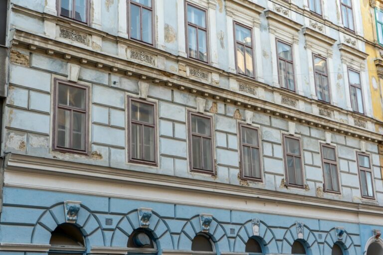 sanierungsbedürftige dekorierte Fassade eines Gründerzeithauses in 1150 Wien