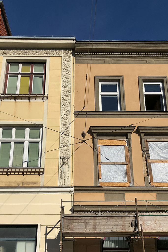 Gründerzeithäuser in der Dornbacher Straße, rechts Gebäude mit zwei herausgenommenen Fenstern und Schutzgerüst