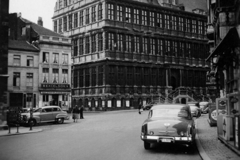 Gent in der Nachkriegszeit, Rathaus, parkende Autos, Leute