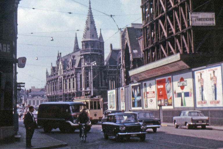 Autos, Radfahrer und Straßenbahn in Gent, altes Foto