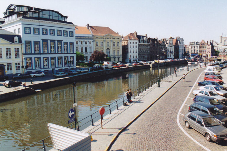 Fluss Leie, links und rechts Parkplätze, alte Häuser