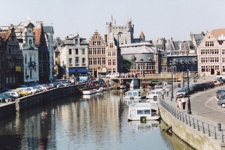 Fluss Leie in Gent, Schiffe, alte Häuser, Autos, Fußgänger, Burg
