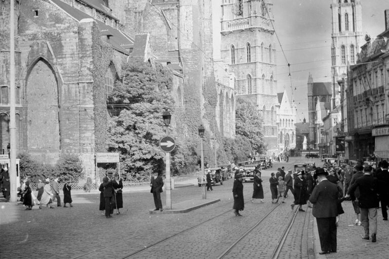 Personen auf einer Straße in Gent, Belfried, Kirchen, Autos, historische Aufnahme
