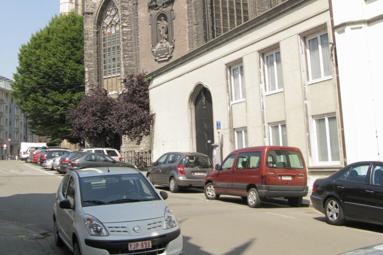 Straße hinter der Kathedrale von Gent, parkende Autos, Asphalt, Gebäude, Bäume