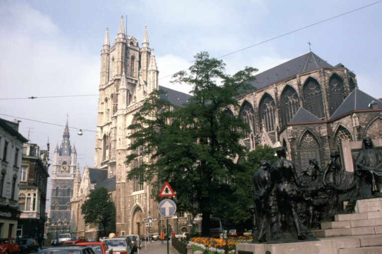 Sint-Baafskathedraal, parkende Autos in der Limburgstraat, Bäume, Denkmal, Verkehrszeichen