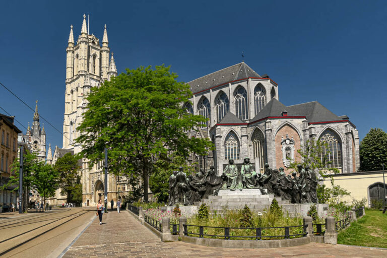 Rückseite der Sint-Baafskathedraal, Limburgstraat, Van-Eyck-Denkmal, Begrünung, Schienen, Bäume