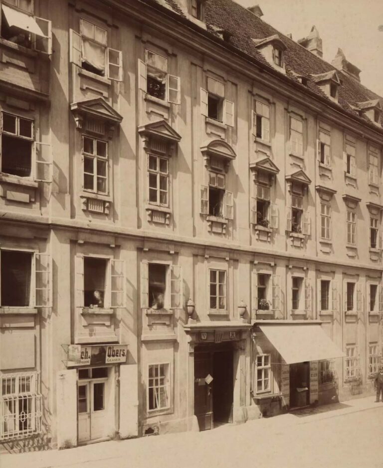 historische Aufnahme eines kurz nach 1900 abgerissenen Hauses in Wien-Josefstadt