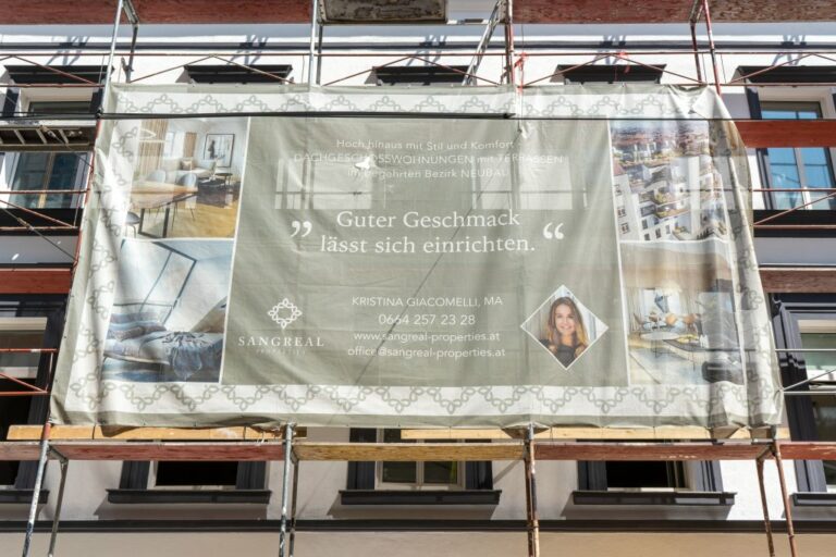 Plakat auf einem Gerüst bei einer Baustelle in Wien-Neubau. "Guter Geschmack lässt sich einrichten."